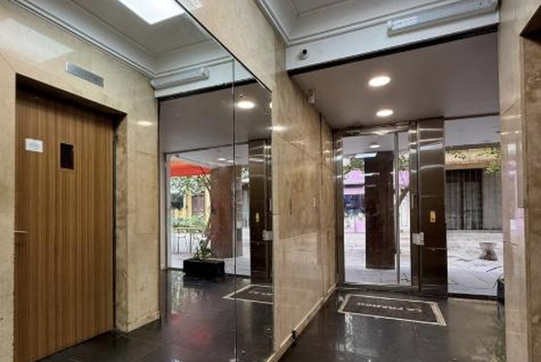 AMPLIA. CORDOBA 800. Oficina. 50 m2. Recepción. 2 privados. Buen estado.