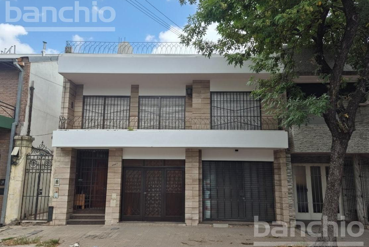 URQUIZA 3600. Local en planta baja. Cochera. Casa en planta alta. 3 dormitorios. Quincho. 200 m2.