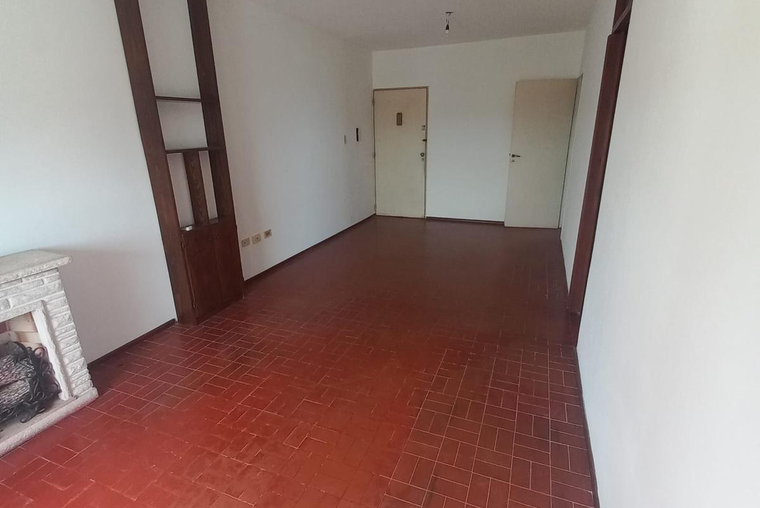 Pintor Musto 500, La Florida . Muy luminoso. Funcional. Living. Cocina indep. Lavadero. Cochera.