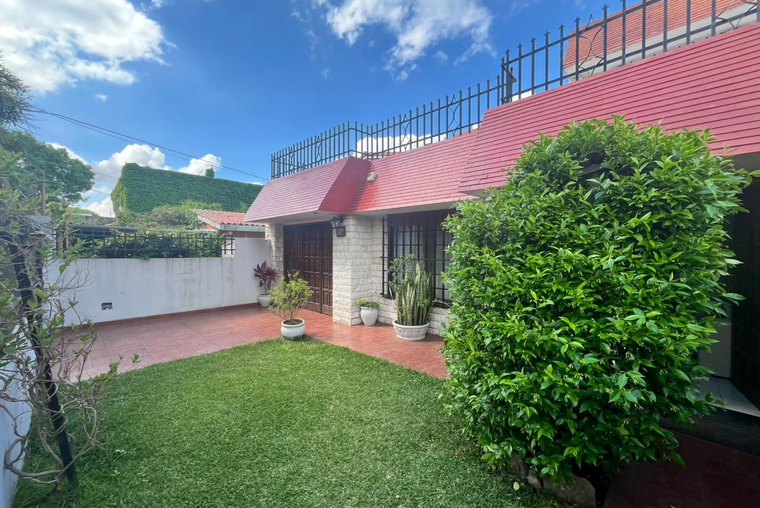 CASA DE 3 DORMITORIOS VENTA JARDIN CON QUINCHO BARRIO SARMIENTO ROSARIO