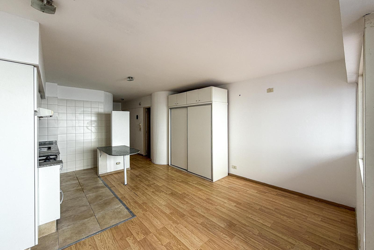 Departamento monoambiente de oportunidad con cochera en Lourdes