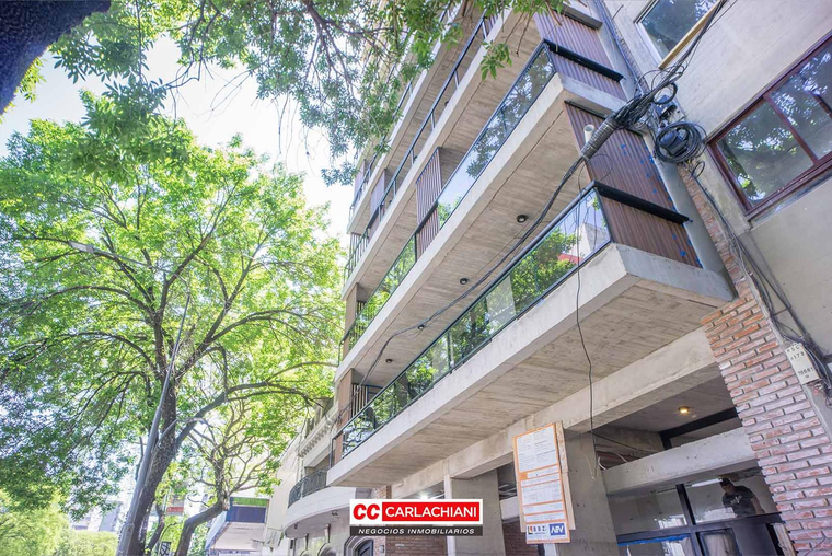 Departamento en venta 3 dormitorios con patio - Sobre Av. Pellegrini