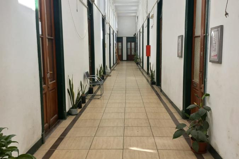 Importante Oficina. Plena City financiera. Sobre Peatonal Córdoba 900. Ingreso por escaleras a PA.