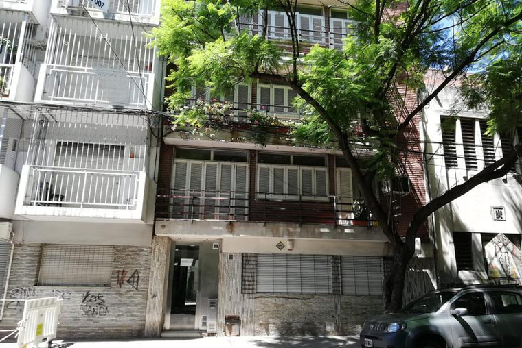 9 de Julio 1500. Contrafrente. Living comedor. Cocina independiente. Aire acondicionado. Buen estado
