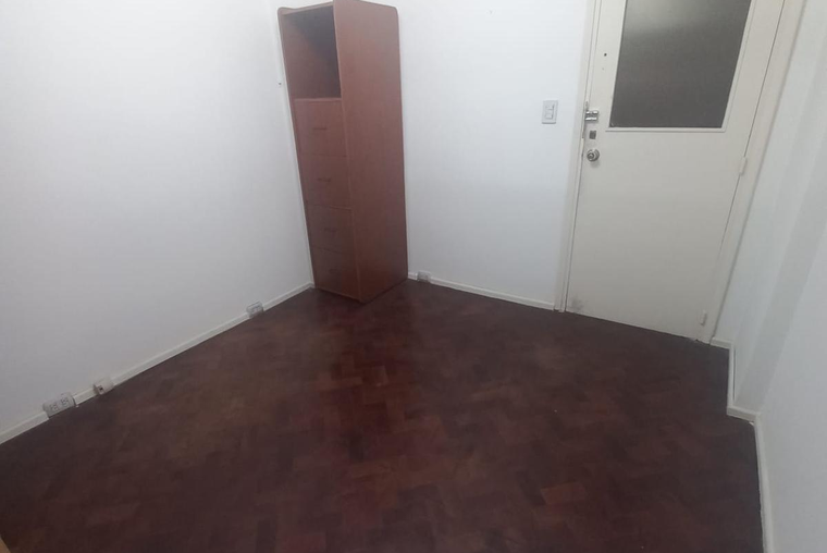 Oficina: 20 m2. Corrientes 700. Ambiente dividido. Lugar guardado. Aire acondicionado.