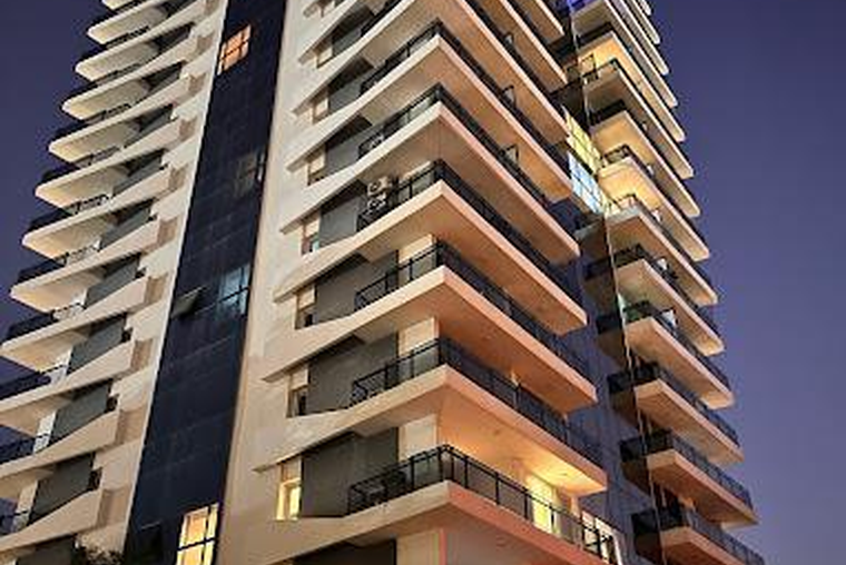 Gualberto Venesia 80. Puerto Norte. Externo. Amplio balcón. Living comedor. Cochera. Piscina.