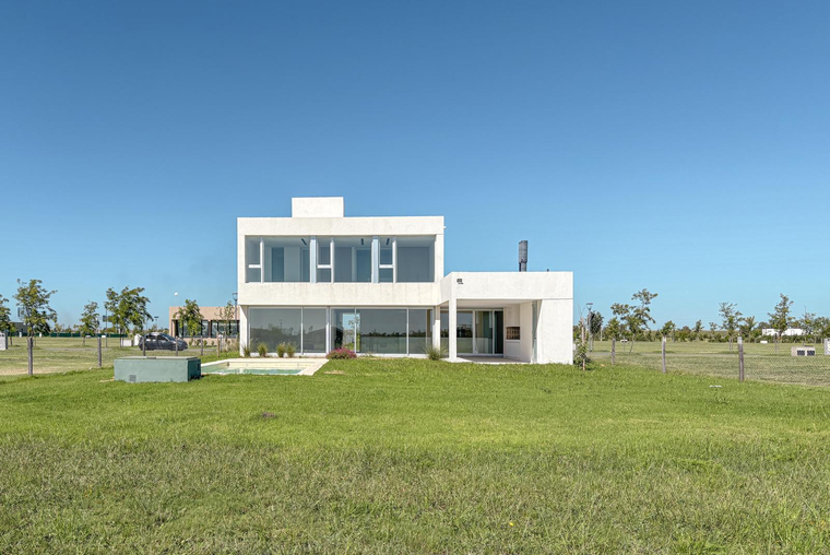 Casa de 4 dormitorios con pileta, fondo al norte en Vida Club de Campo