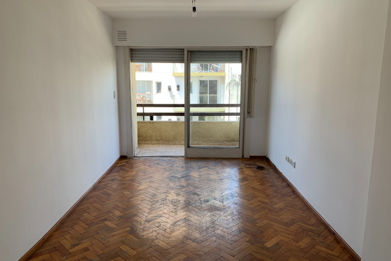 EXTERNO. Amplísimo. Tucumán - Dorrego. Balcón. Living comedor. Ccocina comedor. Lavadero.