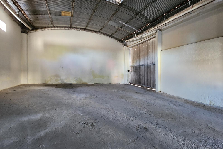 Galpón parabólico y local comercial - Barrio Matheu