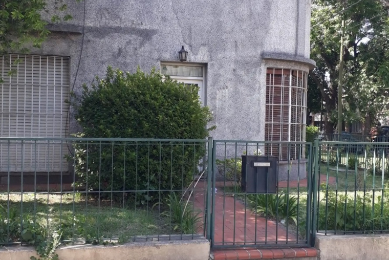 Baigorria 1100. Esquina. 2 cocheras. Living comedor. Cocina comedor. Comodín. 2 baños.