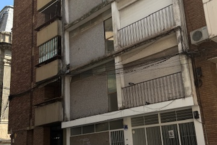 Alquila  PB CON COCHERA Urquiza 800, 2 dormitorios y comodin EXCELEN TE UBICACION