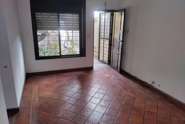 Zeballos 1745. PB. Interno. Patio. Pisos parquet.