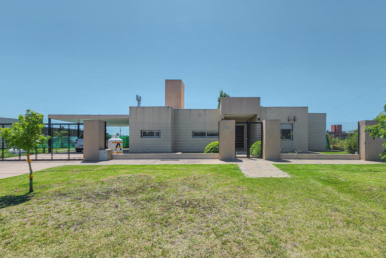 Casa de 3 dormitorios con cocheras, amplia galería y pileta