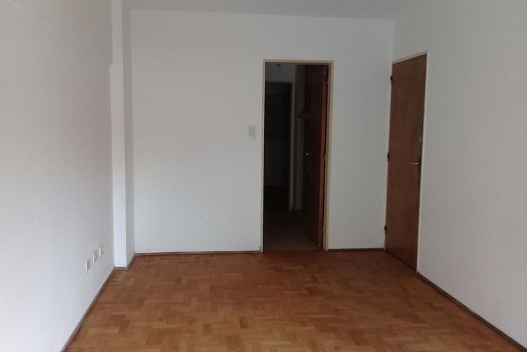 Montevideo 1513. Balcón frente. Living comedor. Piso parquet. Placard.