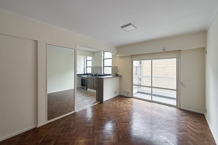 Departamento de 2 dormitorios amplio con 2 baños y balcón en el Centro