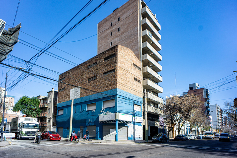 ATENCION MAGNIFICA ESQUINA. 500 m2 edificados. Local planta baja y dos pisos con entrepiso. Ascensor