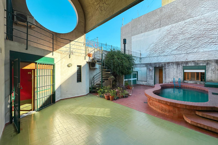 Casa de 3 dormitorios más comodín, cochera y pileta en Pichincha