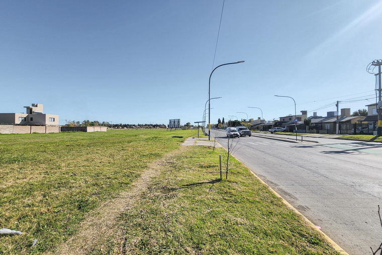 Terreno en esquina apto desarrollo comercial camino a Funes