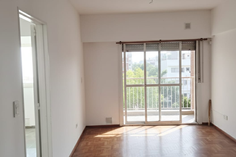 ATENCION EXTERNO. Amplío. Living comedor. Cocina comedor. Lavadero indep. Balcón. San Juan - Italia.