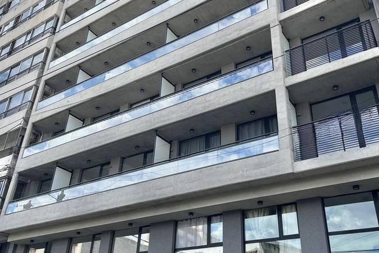 AMPLIO. BALCON. EXTERNO. COCHERA. Mendoza 1200.