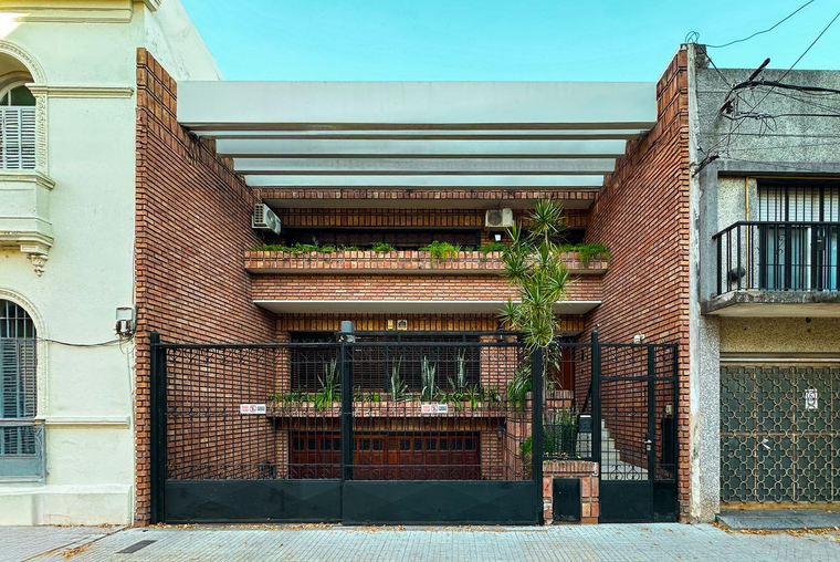 Casa de 5 dormitorios en barrio Arroyito
