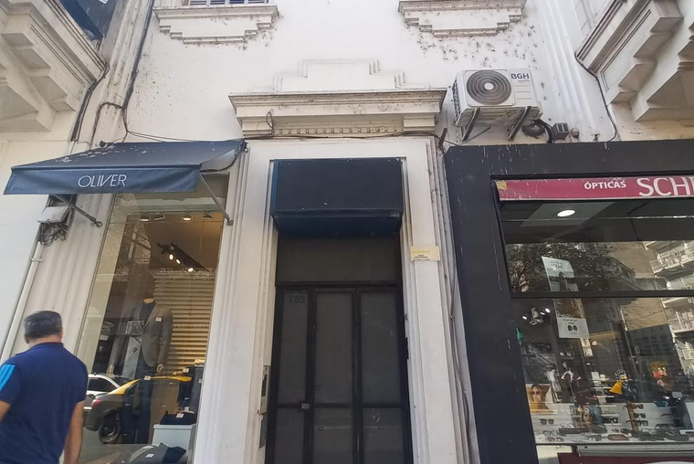 España 700. Al frente. Recepción. 5 despachos. Kitchenette. Baños. Patio. Metros Plaza Pringles.