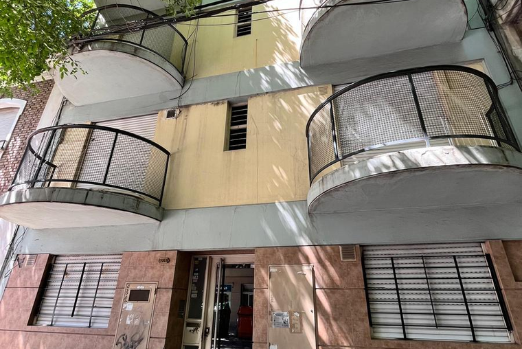 SAN JUAN 2300. Segundo piso. Escalera. Balcón. 23 m2.