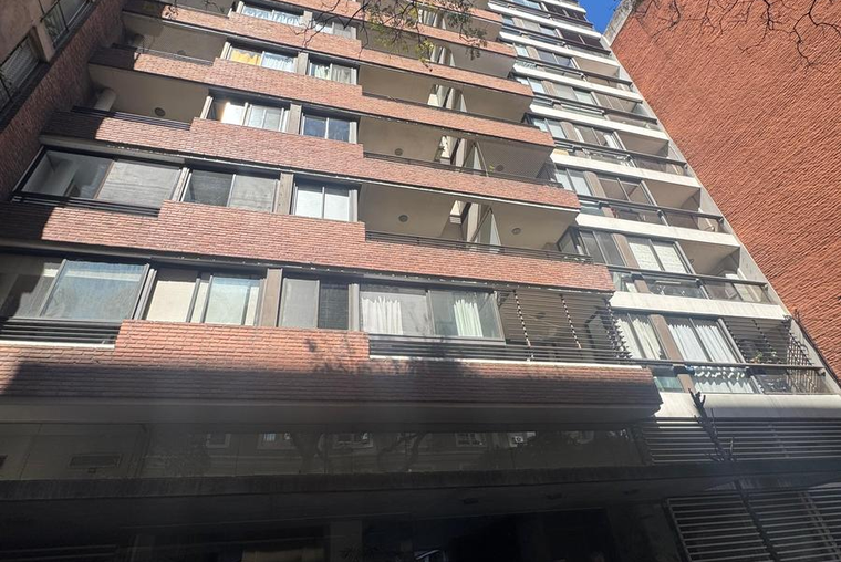 EXTERNO. SEMIPISO. Salta 1900. Balcón. Living comedor. Cocina comedor. Lavadero. Placares. Quincho.