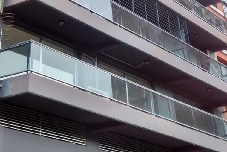 AMPLIO. URQUIZA 800. Balcón. Externo. Excelente.