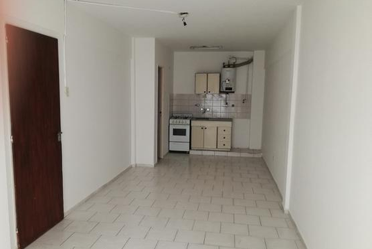 SAN LORENZO 3300. Interno de escalera. Zona Facultades. Amplio. Balcón. Cocina integrada.