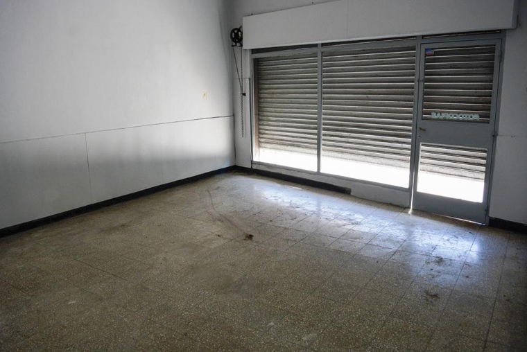 Mendoza 5600. Local. Se escuchan ofertas contado. 2 habitaciones. Cochera. Baño. oficina. Patio.