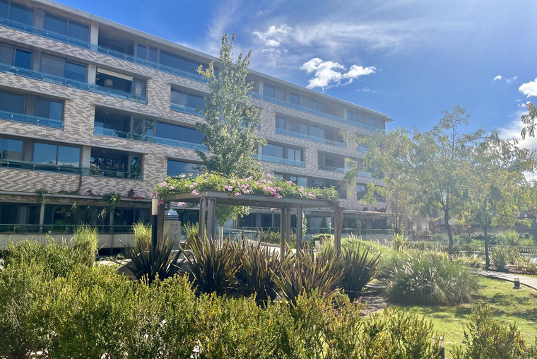 AMPLIO CONDOMINIO REFINERIA. Vélez Sarsfield 510. Excelente. Balcón Externo. Pileta/Quincho. Cochera