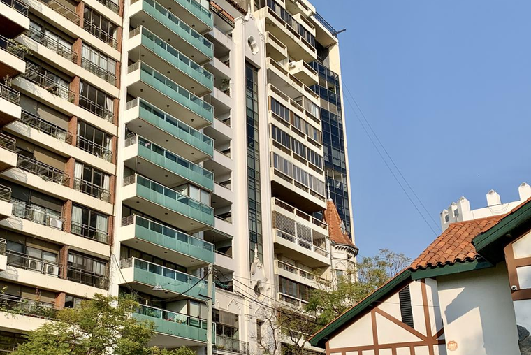 SAN LUIS 400. PISO EXCLUSIVO. Externo. Amplio. Balcón terraza. Patio y Quincho exclusivo. Cochera.