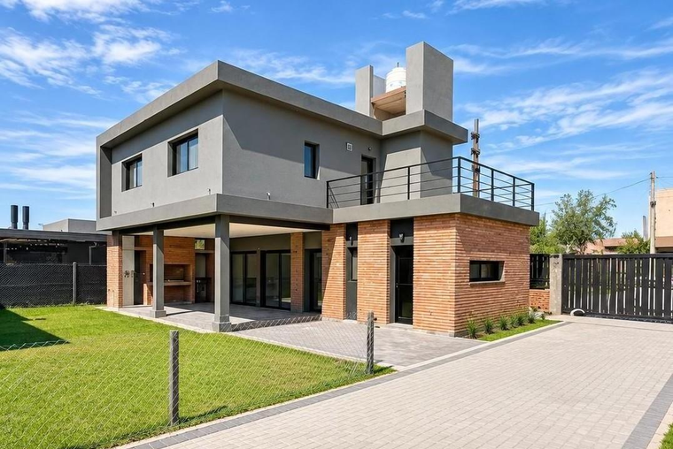 CASA DE 2 DORMITORIOS VENTA JARDIN EXCLUSIVO ROLDAN ROSARIO