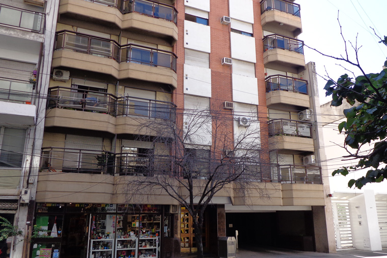 San Martín 1274. Amplio. 60 m2. Cochera.. Living comedor. Cocina comedor diario. Balcón contrafrente