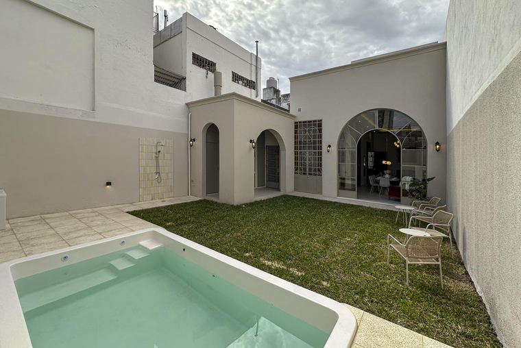 Casa de 4 dormitorios con cochera, jardín y pileta en Abasto