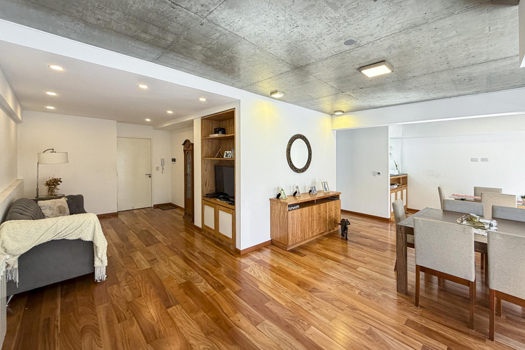 Departamento de 3 dormitorios con radiadores, 2 cocheras y terraza exclusiva con parrilla
