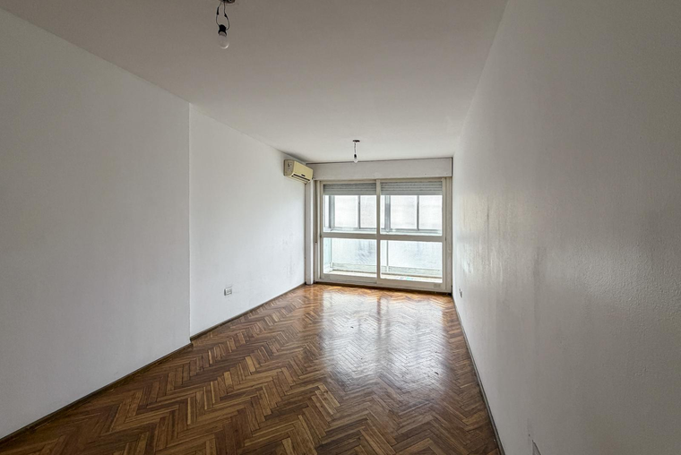 Departamento de 2 dormitorios con balcón y cocina separada