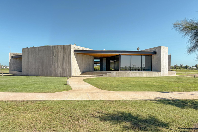Terreno de 1212m² con fondo a reservorio y frente Sur