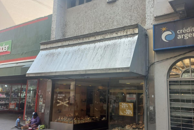 San Martín 825. Local 196 m2. Doble vidriera amplia. PB: Salón, Depósito. PA: Oficinas. Recepción.