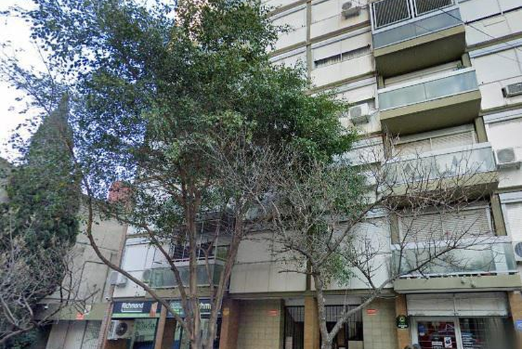 España 1130. Balcón. Living comedor. Cocina equipada. Muy silencioso. Luminoso.