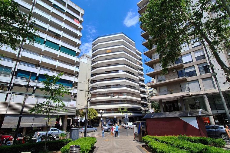 Paraguay 800. Calidad. Semipiso. Frente Plaza Pringles. Vestidor. Suite. Patio. Parrilla. 285 m2.
