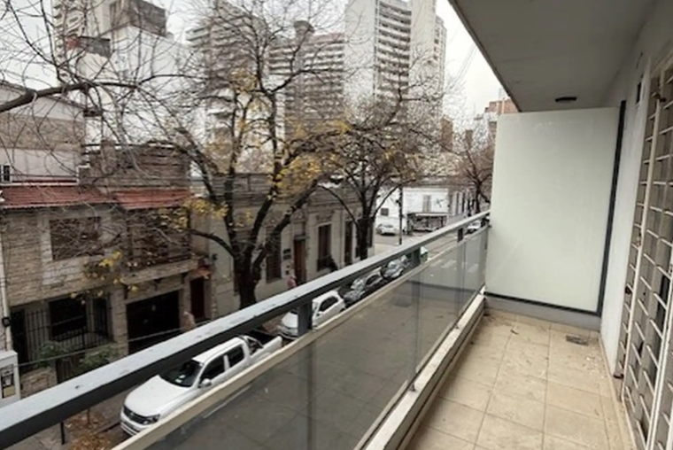 3 de Febrero 300. Semipiso. Nuevo. Balcón corrido. Cocina integrada. Cochera en el edificio.