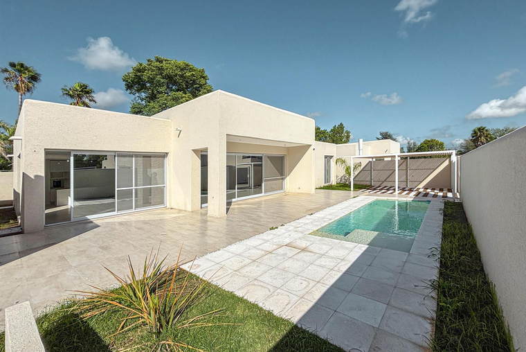 Casa de 3 dormitorios en una sola planta, 2 cocheras y pileta en Fisherton