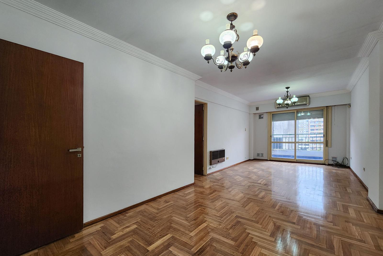 Departamento de 3 dormitorios más dependencia y balcón en el Centro