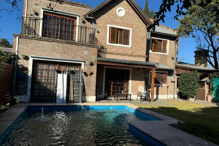 CASA VENTA 3 DORMITORIOS ESCRITORIO JARDIN PISCINA FISHERTON ROSARIO