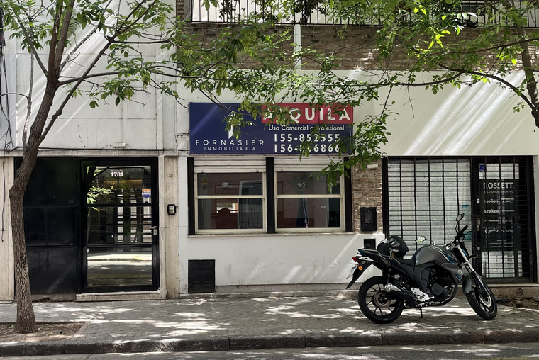 CATAMARCA 1700. Casa ideal uso Comercial / Profesional. No Gastronomía. 6 habitaciones. 3 baños.