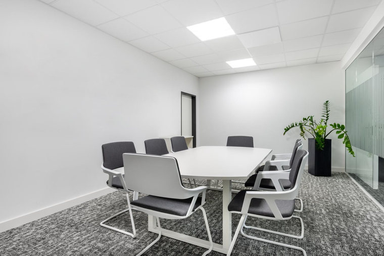 Alquiler de oficina comercial para 4 personas en Montevideo, Carrasco Valley.