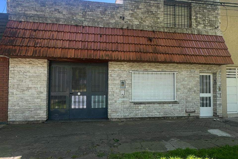 CURA 2300. Garage ó Salón. Galería. Lavadero. Terraza.