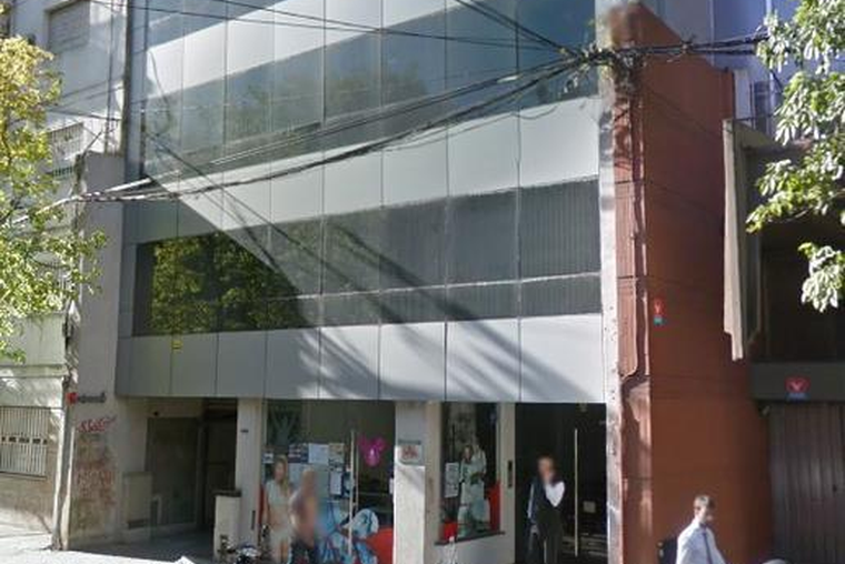 Santa Fe 1700. En 1er Piso. Ingreso control remoto. Muy comoda.